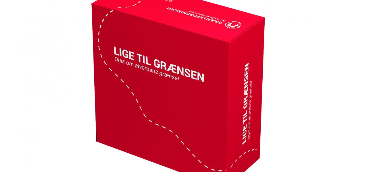 ‘Lige til grænsen’ er et quizspil med mere end 300 spørgsmål om alverdens grænser – geografiske såvel som personlige, politiske og sproglige. Det kan købes i Grænseforeningens webshop for 150 kr.  ‘Lige til grænsen’ er et quizspil med mere end 300 spørgsmål om alverdens grænser – geografiske såvel som personlige, politiske og sproglige. Det kan købes i Grænseforeningens webshop for 150 kr.