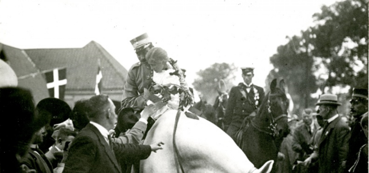 Det Nationalhistoriske Museum på Frederiksborg Slot i Hillerød viser i ny udstilling en række fotografier, der fortæller historien om Sønderjyllands genforening med Danmark i 1920. Udstillingen dækker perioden fra Første Verdenskrigs afslutning i 1918 til festlighederne i juli 1920, da Sønderjylland officielt var blevet dansk. De udstillede fotografier er fra museets egen samling og kan ses frem til 31. december 2020. Se åbningstider på www.dnm.dk.