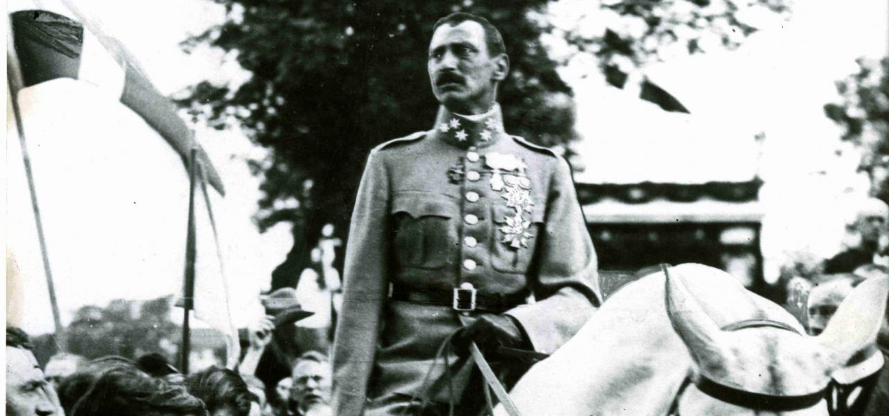 “Kongen, feldtgraa, red ganske langsomt ind i Folkemassen med blottet Hoved, han sang med, og Taarerne løb ned ad hans Kinder”, skriver Hans J. Jensen i et brev hjem til sin søn efter at have overværet kongens ridt over grænsen ved Frederikshøj den 10. juli 1920.