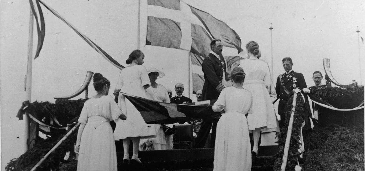 Et af højdepunkterne ved genforeningsfesten på Dybbøl Banke i 1920 var overrækkelsen af et flag til kongen. Fire unge piger frembar et gammelt Dannebrog, som den 85-årige veteran Hans Thomsen fra Sundsmark overrakte kong Christian 10.