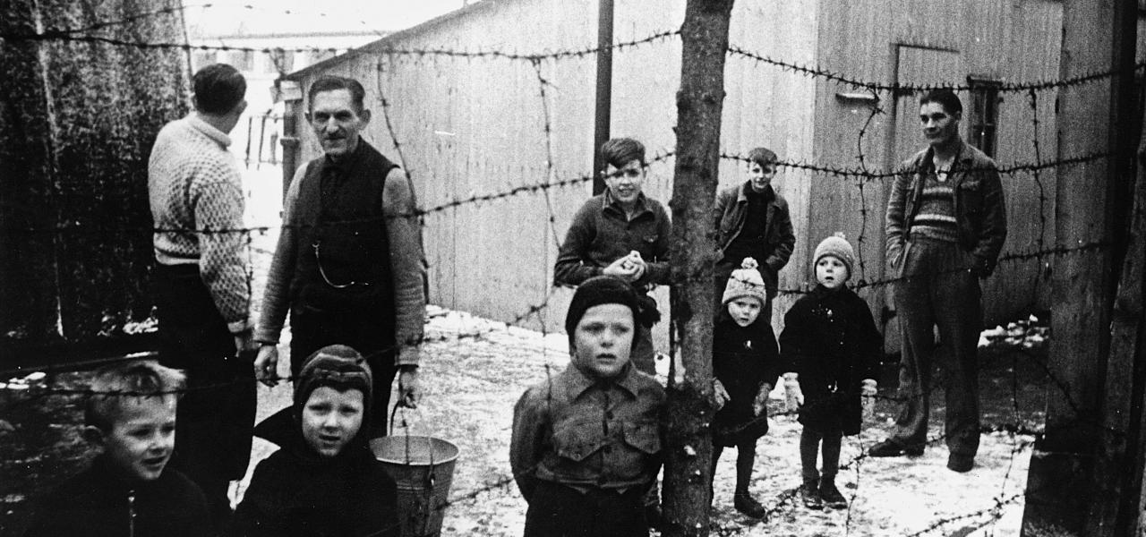 Den største lejr for tyske flygtninge var Oksbøllejren i Vestjylland. På fotoet er det flygtninge, der var indkvarteret i Gladsaxe Idrætspark. 