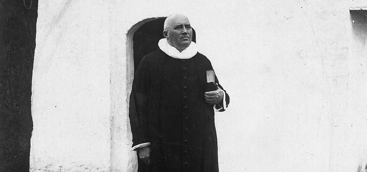 “Schwarz er så sammensat, at han viser sig at være en mønstercase på grænselands-præsterne”, skriver Kristian Ditlev Jensen i sin anmeldelse af dr.theol. Martin Schwarz Laustens bog om sin morfar, grænselandspræsten Martin Schwarz, der var født i Ditmarsken i 1872 og døde i Sønderborg i 1945.