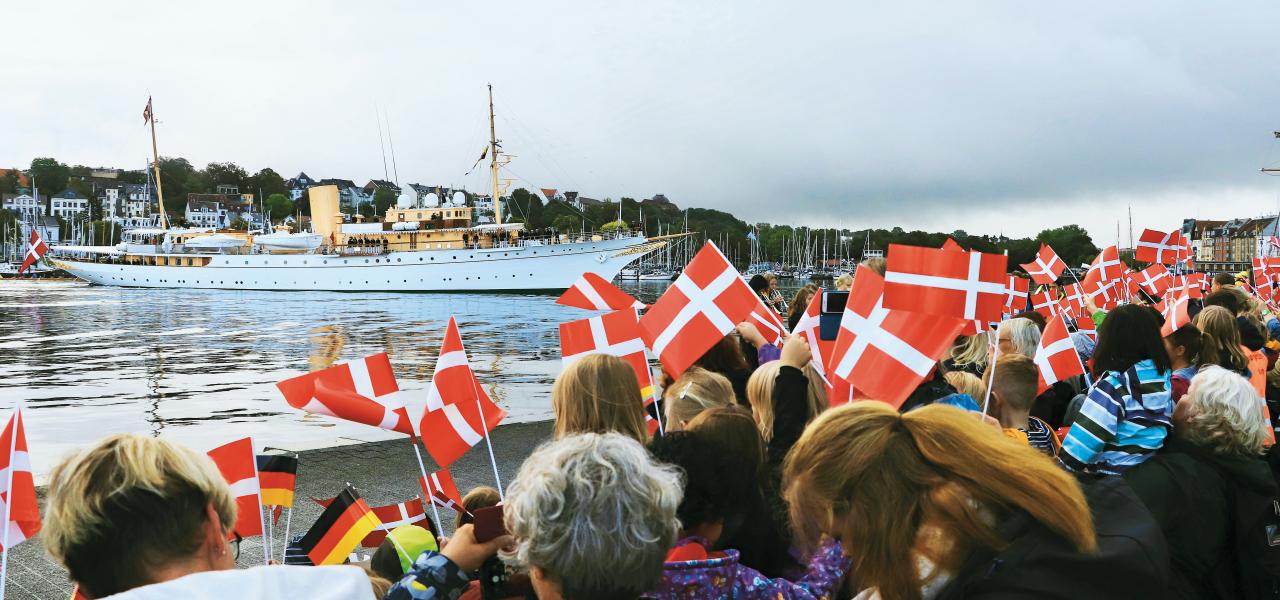 Mindretallene i det dansk-tyske grænseland indgår som en faktor i både dansk og tysk udenrigspolitik, fordi de indgår som instrumenter i udøvelsen af såkaldt soft power (blød magt), når de formidler dansk henholdsvis tysk kultur og værdier i nabolandet ifølge Jørgen Kühl. Her er det sydslesvigere, der venter på dronning Margrethes ankomst med Kongeskibet Dannebrog i Flensborg Havn 3. september 2019.