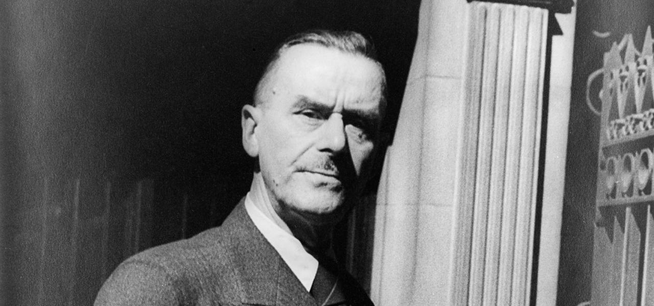 Thomas Mann (1875-1955) var født i Lübeck og regnes for en af det 20. århundredes største romanforfattere, tildelt Nobelprisen i litteratur i 1929. Han skrev bl.a. ‘Buddenbrooks’ (1901), ‘Josef og hans brødre’ (1933-43) og ‘Doktor Faustus’ (1947).