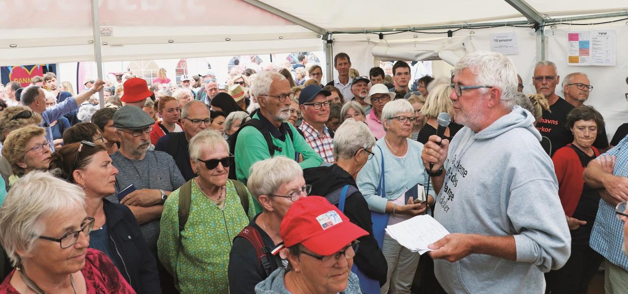 “Det er i det fysiske fællesskab, vi lærer, hvordan vi skal omgås hinanden som mennesker”, siger Carolina Magdalene Maier. Her fra Sydslesvigteltet på Folkemødet på Bornholm i 2019.