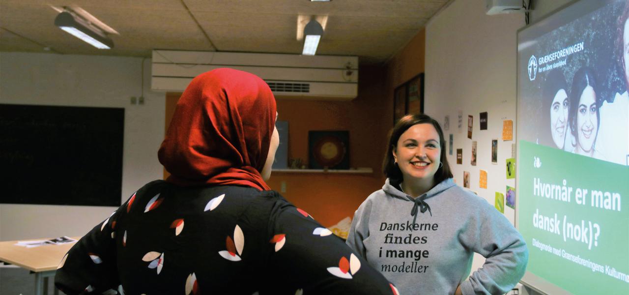 Jasmin fra Afghanistan og Elizaveta fra Rusland fortæller om at have bindestregsidentitet til elever på Aarhus Efterskole.