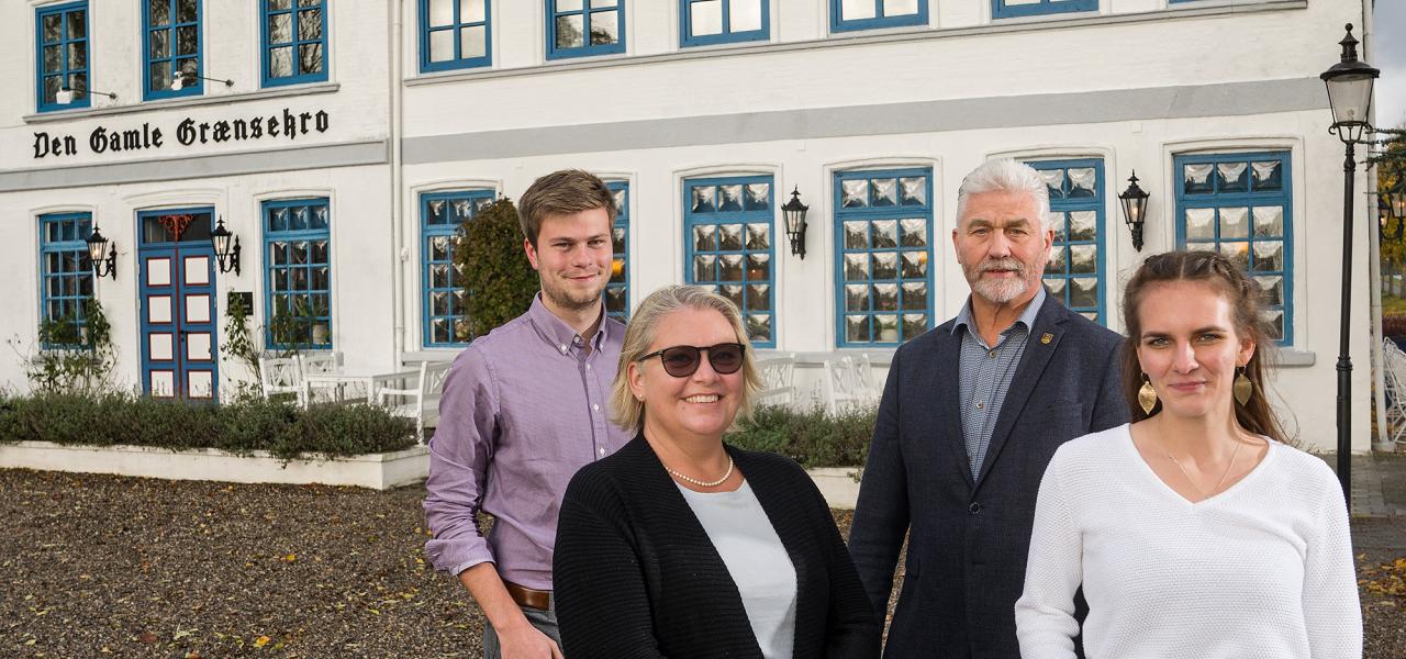 Maylis Rossberg, Tobias Klindt, Hinrich Jürgensen og Gitte Hougaard-Werner mødtes med magasinet Grænsen på Den Gamle Grænsekro ved Christiansfeld. Her gik den gamle grænse fra 1864 til 1920. Maylis Rossberg, Tobias Klindt, Hinrich Jürgensen og Gitte Hougaard-Werner mødtes med magasinet Grænsen på Den Gamle Grænsekro ved Christiansfeld. Her gik den gamle grænse fra 1864 til 1920.