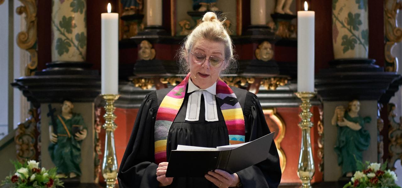 Christa Hansen er opvokset i det tyske mindretal på Skærbæk-egnen. I familien blev der talt både plattysk, sønderjysk, rigsdansk og tysk. Af og til holder hun også gudstjeneste på sønderjysk.