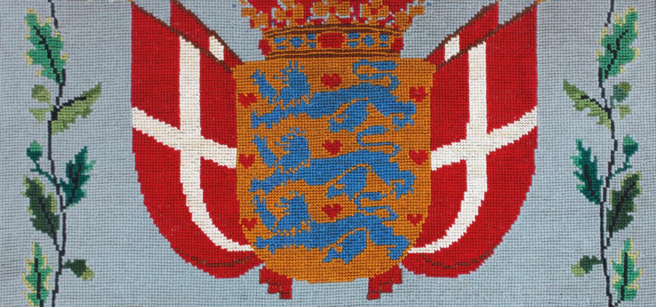 “I perioden omkring Genforeningen brugte mange kvinder broderiet til at fortælle om deres danske tilhørsforhold, f.eks. ved at brodere et Dannebrogsflag på en pude. Det var en slags stille protest”, siger Kirsten Rykind-Eriksen. 