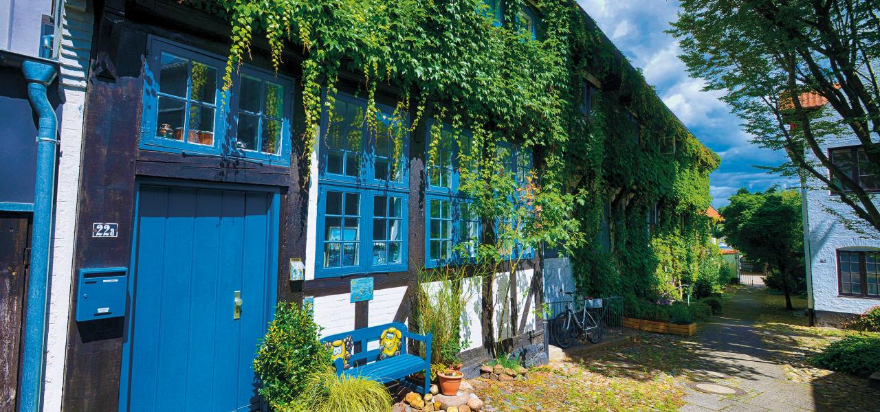 Flensborg er kendt for havnen, Istedløven, den gode rom og meget andet godt. Men Flensborgs hyggelige baggårde fra byens stolte fortid som søfartsby er også værd at gå på opdagelse i.