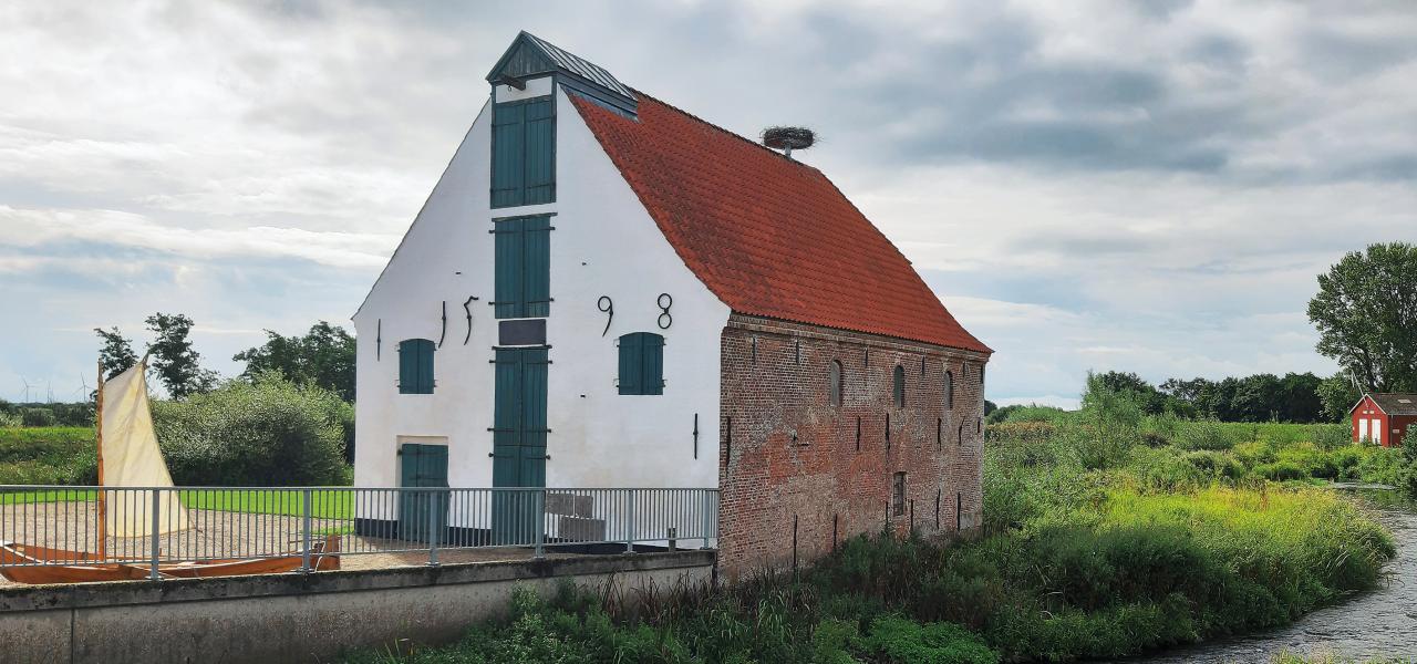 Vandreruten Marskstien går langs Vidåen, hvor man som vandrer passerer Bachmanns Vandmølle, der blev anlagt i 1598 og drevet frem til 1955.  Vandreruten Marskstien går langs Vidåen, hvor man som vandrer passerer Bachmanns Vandmølle, der blev anlagt i 1598 og drevet frem til 1955.