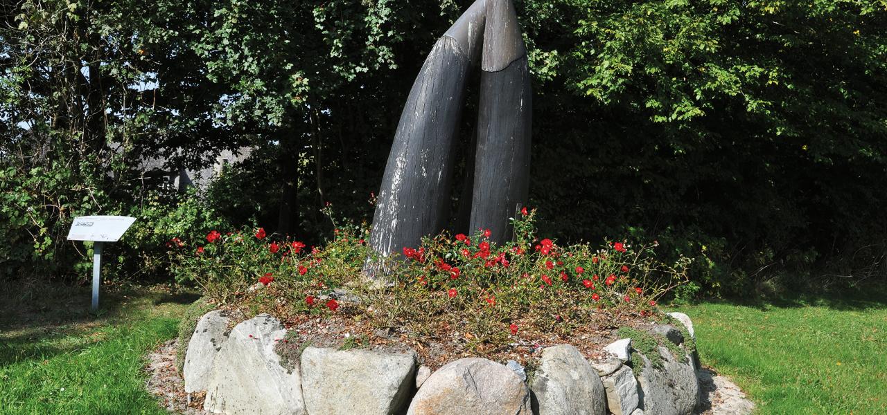 Ved Nyhus nordvest for Flensborg er Hærvejens forløb markeret med en skulptur af krydsede oksehorn.  Ved Nyhus nordvest for Flensborg er Hærvejens forløb markeret med en skulptur af krydsede oksehorn.