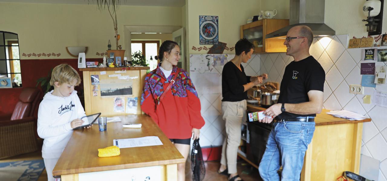 Familien Heimrath Jacobsen samler sig hver dag om en varm frokost i det lyse køkkenalrum, der udgør hjertet i familiens hus. Samtalen foregår på tysk. “Vi er en tysk familie herhjemme”, siger Frank Jacobsen.