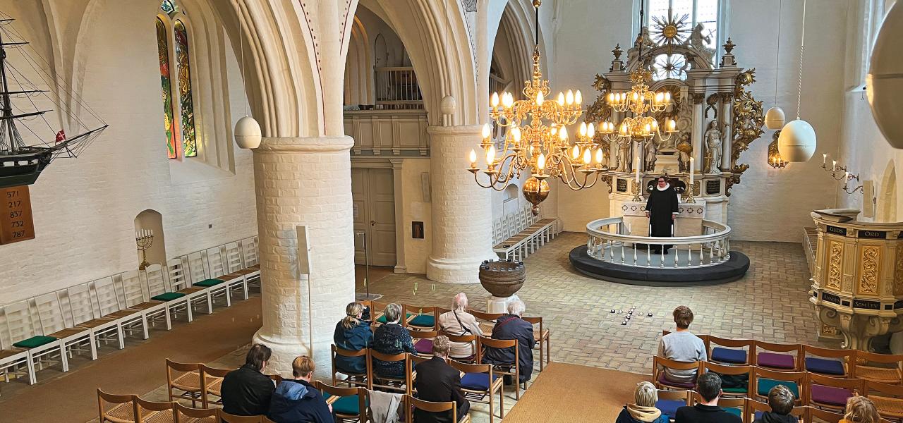 Sognepræst Mai-Britt Josephsen, der forestår gudstjenesten på denne allehelgenssøndag i Helligåndskirken i Flensborg, taler om sorgen og håbet til de fremmødte kirkegængere.