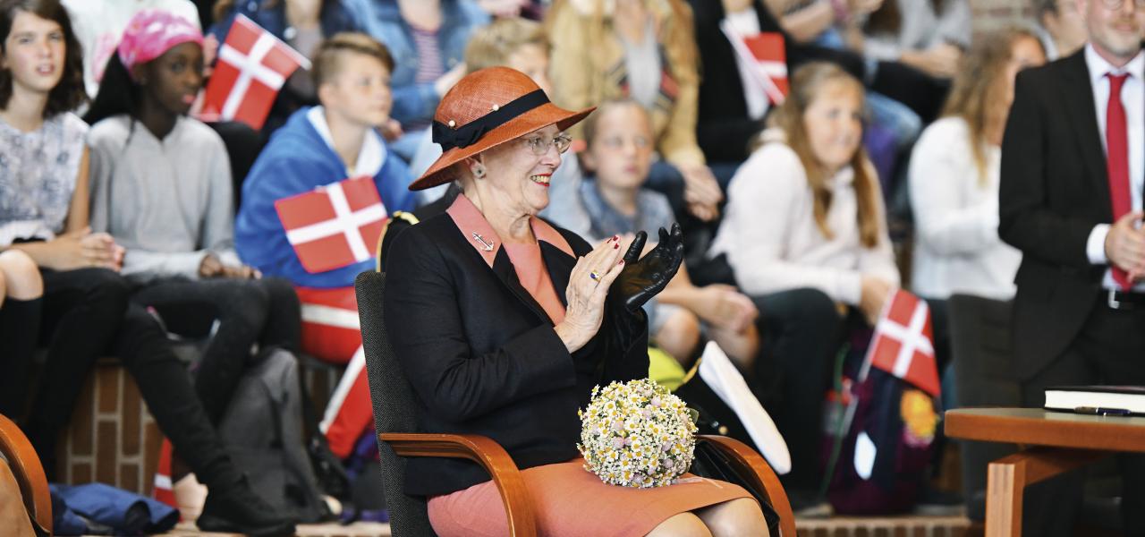 Dronning Margrethe klapper begejstret over den unge gymnasiepiges tale ved besøget på Duborgskolen i Flensborg i september 2019.