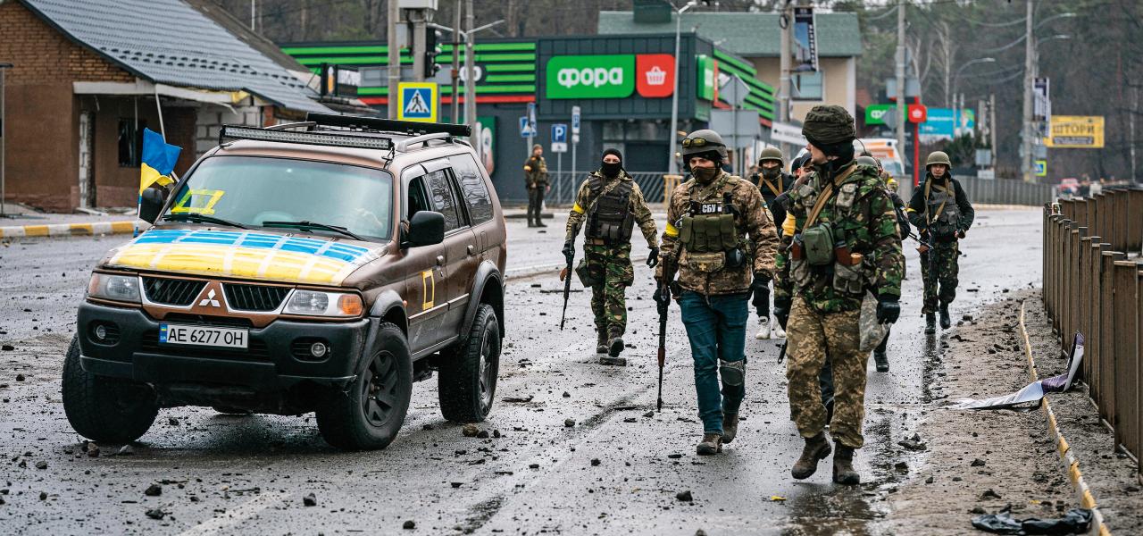 Torsdag den 24. februar 2022 indledte Rusland et omfattende angreb på Ukraine. Begrundelsen for at iværksatte, hvad den russiske præsident Putin kalder ”en speciel militær operation” blev givet i en tale på russisk tv. ”Formålet med denne operation er at beskytte folk, som i otte år har lidt under ydmygelse og folkemord, iværksat af regimet i Kyev”, sagde Putin. Men den begrundelse holder ikke, siger mindretalsforsker Jørgen Kühl.