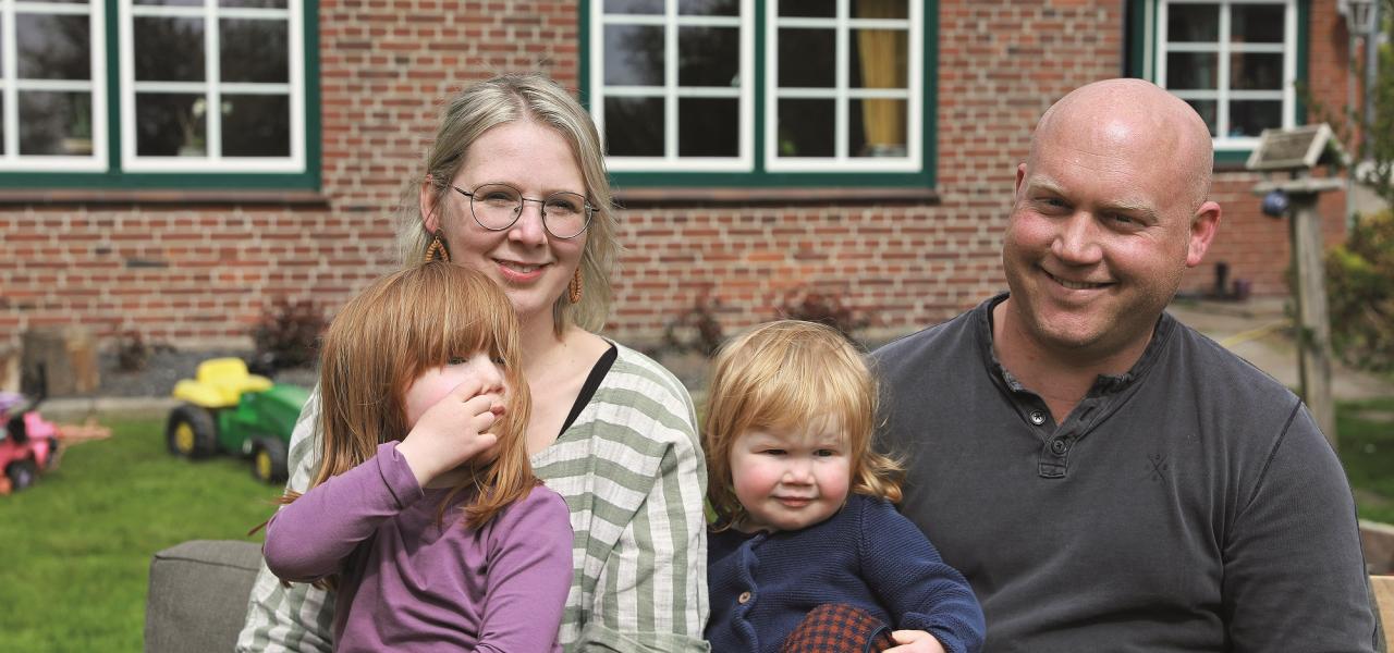 Hjemme hos Marie Hahn og Dietrik Barkmeijer vokser børnene op med både nord- og vestfrisisk sprog. “Jeg taler vestfrisisk, Marie taler nordfrisisk. På den måde er vores hverdag tosproget”, siger Dietrik.