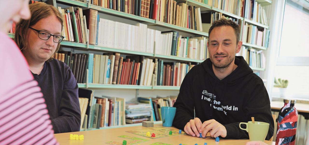 På Minority Changemaker Programme deltager 21 unge med 12 forskellige nationaliteter. En af dem er 34-årige Iñigo Etxebeste fra Baskerlandet i Spanien. ”Det har været rigtig godt indtil videre, og jeg er selv blevet klogere på, hvad det vil sige at komme fra et mindretal”, siger han.