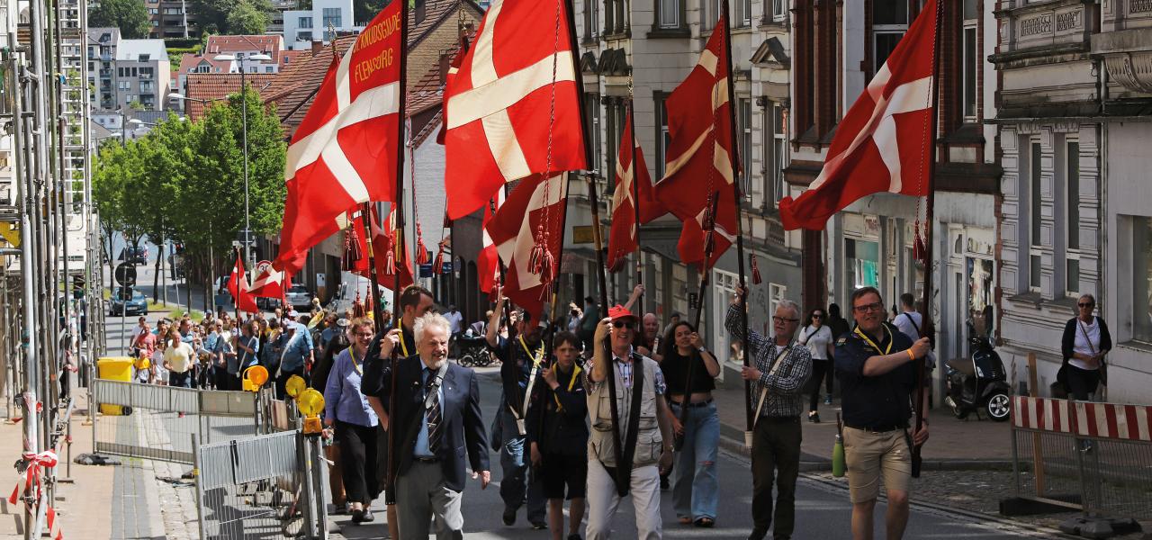 Det traditionelle Dannebrogs-fyldte optog gennem Flensborgs gader var igen en del af programmet for De danske Årsmøder i Sydslesvig i juni efter to års pause.