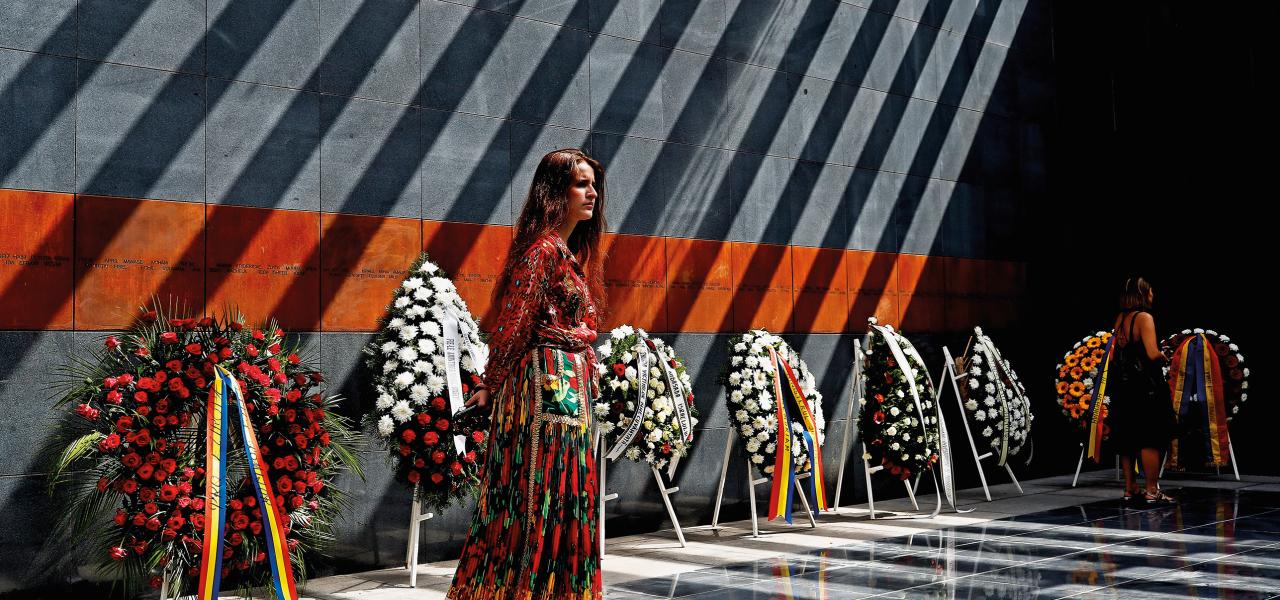 Den 2. august er den årlige europæiske mindedag for de mere end 500.000 sintier og romaer, der mistede livet under Anden Verdenskrig som følge af den nazistiske holocaust. Dagen blev markeret ved monumenter i hele Europa, bl.a. Rumæniens hovedstad, Bukarest. 