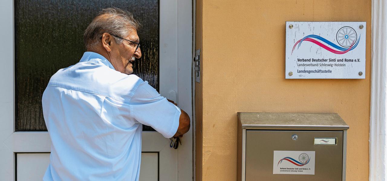 I Verband Deutscher Sinti und Romas lokaler i Kiel holdes der en gang om måneden ’åben morgenmad’, hvor alle er velkomne. “Vi har haft både jøder, russere, tyskere, syrere, romaer og sintier omkring bordet,” fortæller formanden for den slesvig-holstenske afdeling af forbundet, Matthäus Weiß.