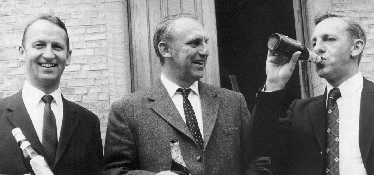 Fuglsang-familien har brygget sønderjysk øl i mange generationer. På billedet er det Iver, Regnar og Sigurd Fuglsang ved præsentationen af en ny øl i 1960’erne. Fuglsang-familien har brygget sønderjysk øl i mange generationer. På billedet er det Iver, Regnar og Sigurd Fuglsang ved præsentationen af en ny øl i 1960’erne.