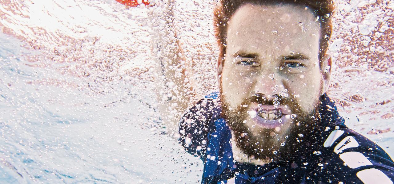 “100 procent identifikation og lidenskab. Ingen gav sig hen til SG som Thomas Mogensen,” Sådan beskrives den tidligere danske landsholdsspiller i Kai Teichmanns og Ruwen Möllers nye bog ‘SG-Guide’. Dette foto, hvor fotograf Lars Salomonsen har lokket ham under vandet, viser alt om, hvor meget han gav til fansene. Nu er Thomas Mogensen engageret som formand for samarbejdsrådet på Handewitts Danske Skole.