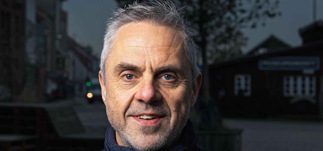 Hans Christian Davidsen er som forfatter ægte indigneret over nazisternes forbrydelser og den straffrihed, der gjaldt mange, som gik under radereren i Flensborg.