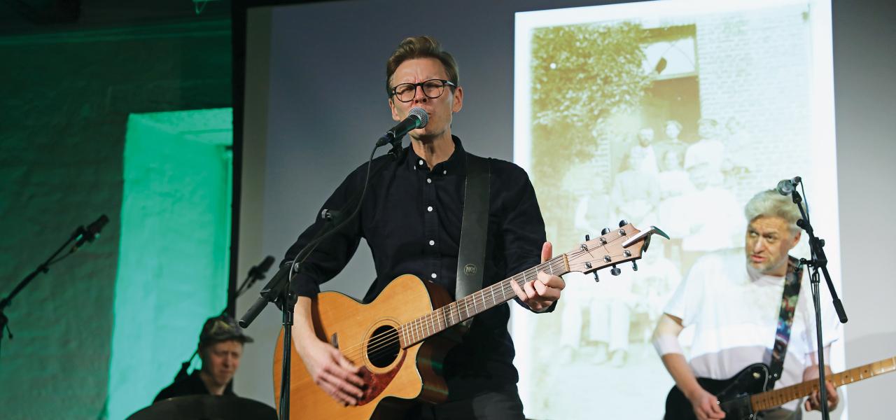Lars Malm på guitar og Tomas Raae på bas (th.) til koncert med sange fra ‘Menneske igen’ på Sønderborg Slot. Lars Malm på guitar og Tomas Raae på bas (th.) til koncert med sange fra ‘Menneske igen’ på Sønderborg Slot.