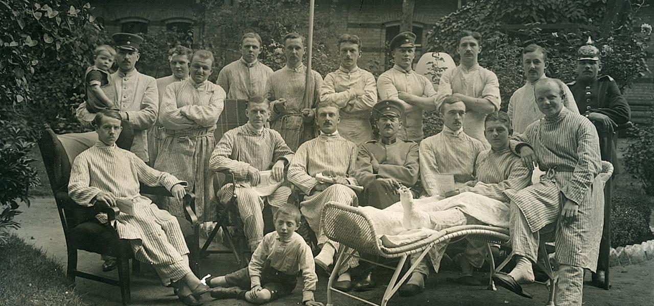 Gruppebillede af sårede soldater fra et lazaret under Første Verdenskrig 1914-1918. Fotografen hedder Joh. H. Schwiebert. Historien melder ikke noget om de to børn, der er med på billedet. Gruppebillede af sårede soldater fra et lazaret under Første Verdenskrig 1914-1918. Fotografen hedder Joh. H. Schwiebert. Historien melder ikke noget om de to børn, der er med på billedet.