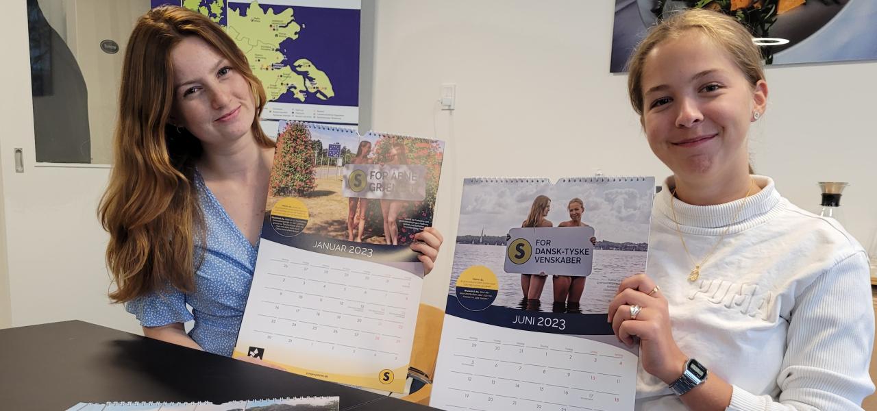 Junge SPitzen har tidligere sat fokus på grænsekontrollen ved at udgive en nøgenkalender. På billedet ses formand Katharina Kley og bestyrelsesmedlem Martina Lutz ved præsentationen af kalenderen i oktober 2022. Junge SPitzen har tidligere sat fokus på grænsekontrollen ved at udgive en nøgenkalender. På billedet ses formand Katharina Kley og bestyrelsesmedlem Martina Lutz ved præsentationen af kalenderen i oktober 2022.