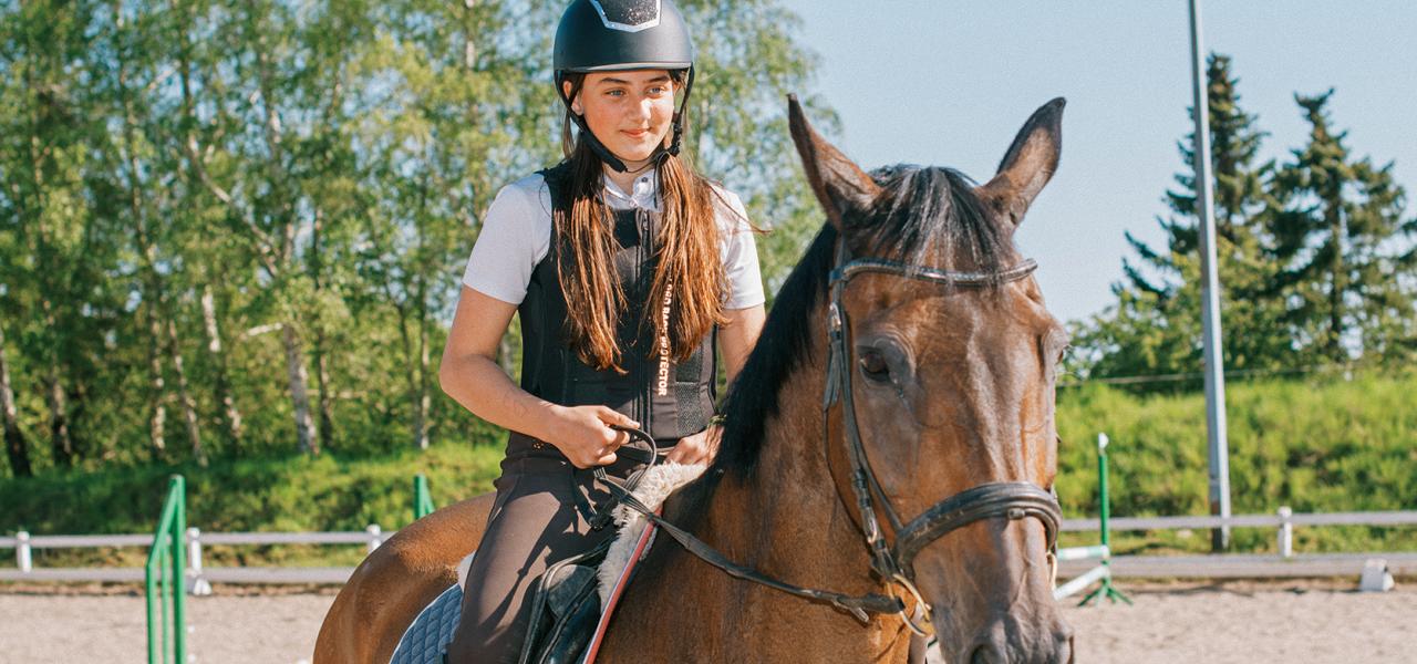Naja Duelund fik en ny veninde, som deler interessen for hesten og hestens pleje.
