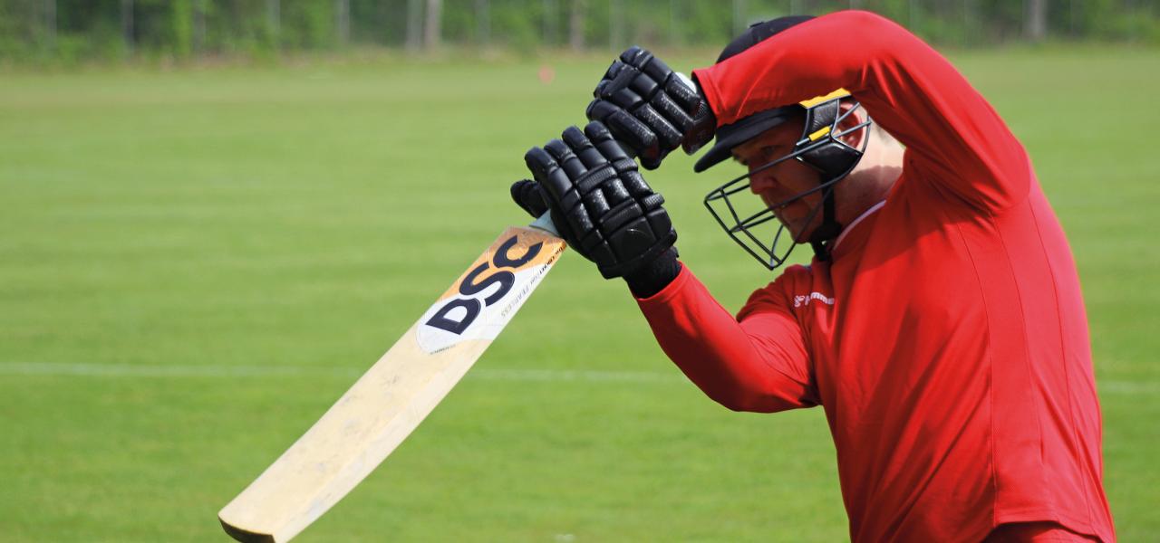 Det tager en hel dag at spille en cricketkamp, så Husum-spillerne bruger meget tid på deres idræt.