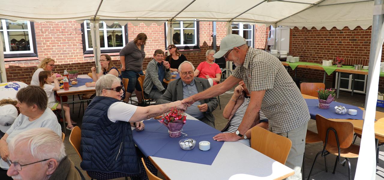 Bo Trelborg og et par medlemmer fra Grænseforeningen Skjern, Tarm og Videbækegnen under pavillonerne til årsmøderne ved Ladelund Ungdomsskole.