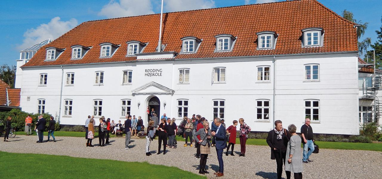 Rødding Højskole var den første folkehøjskole. Den lå i hertugdømmet Slesvig og havde til formål fra dansk side at styrke folk, kultur og sprog i hertugdømmet. Med tabet af hertugdømmerne rykkedes Rødding til Vejen under navnet Askov, og mange folkehøjskoler skød op med det formål at fylde indhold i den ny nationalstat. Efter genforeningen genopstod også som folkehøjskole.