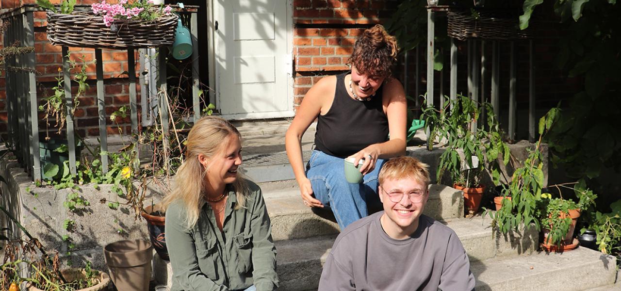 Tonya Hengeníus, Linda Stoklasa og Christian Hansen nyder tilværelsen på Arveprins Knuds Kollegium på Frederiksberg. Tonya Hengeníus, Linda Stoklasa og Christian Hansen nyder tilværelsen på Arveprins Knuds Kollegium på Frederiksberg.