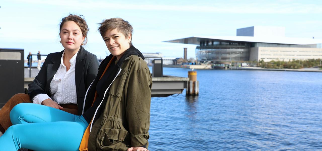 Linnea Fabricius og Thea Kastberg udgør til sammen teaterforetagendet 'Æ Teater', der vil skabe scenekunst for unge i Sønderjylland. Linnea Fabricius og Thea Kastberg udgør til sammen teaterforetagendet 'Æ Teater', der vil skabe scenekunst for unge i Sønderjylland.