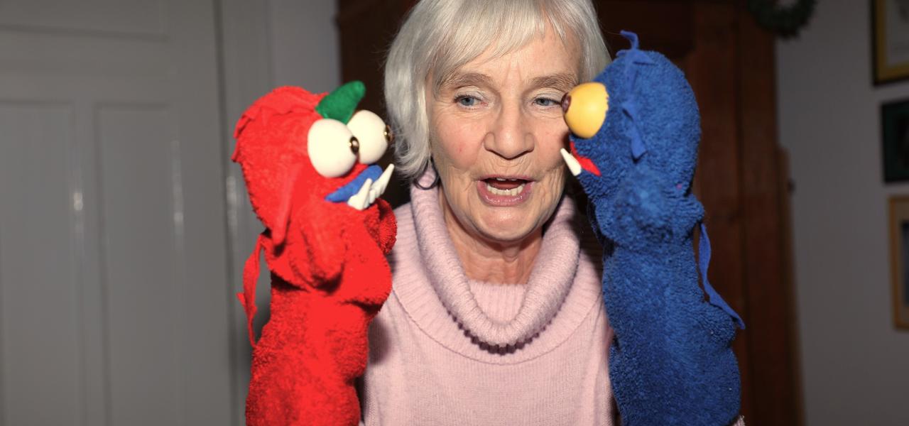 Billede af Dola Schultz, som udfører dukketeater