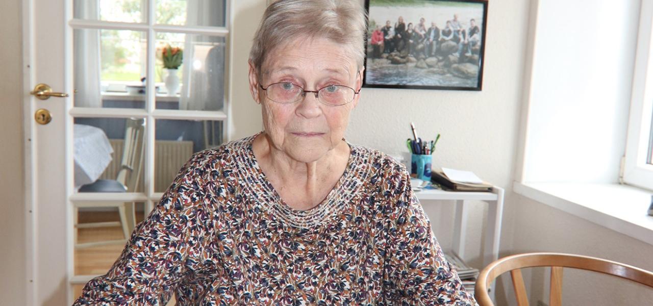 Billede af Lis Mikkelsen, der læser i Flensborg avis