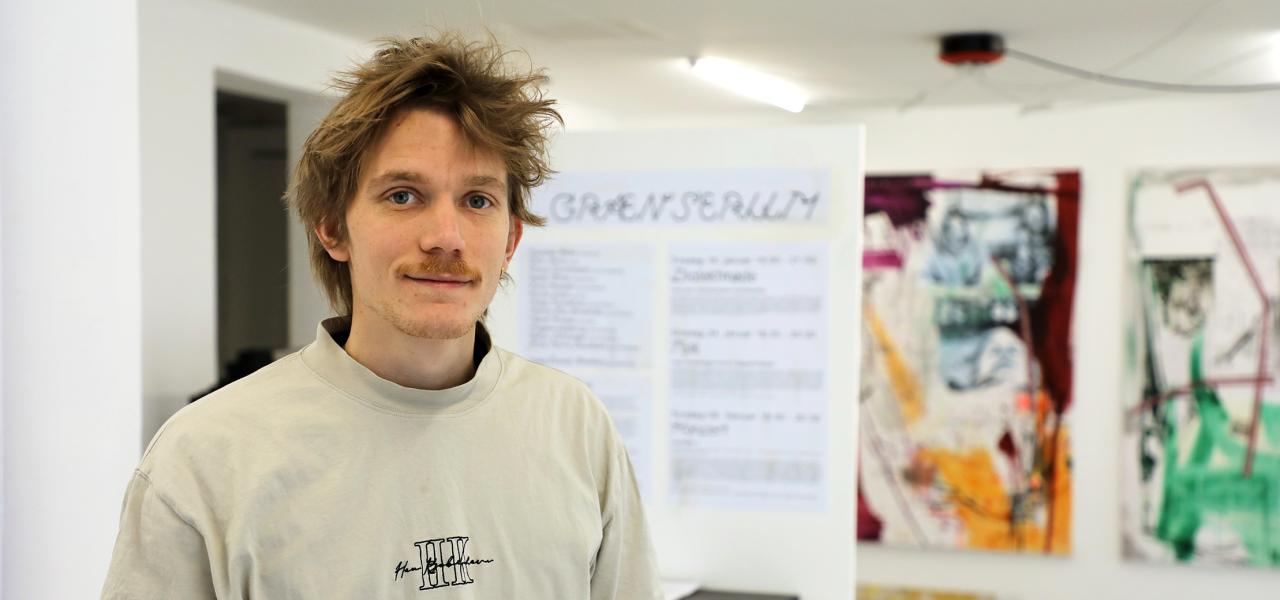 Janosh Heydorn er kurator for udstillingen 'GRÆNSERUM' på Galleriet Prospekt Space på Vesterbro, København.