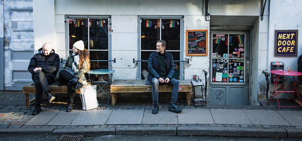 Sammen med sin mand Skyler ejer Klaus Tange caféen ‘Next Door Café’ i Larsbjørnsstræde. Flere af caféens gæster har siden ‘True Detectice udkom, genkendt ham fra serien. “Det er meget hyggeligt. Det er sjovt at opleve”, siger Klaus Tange, der bor i lejligheden lige over caféen.