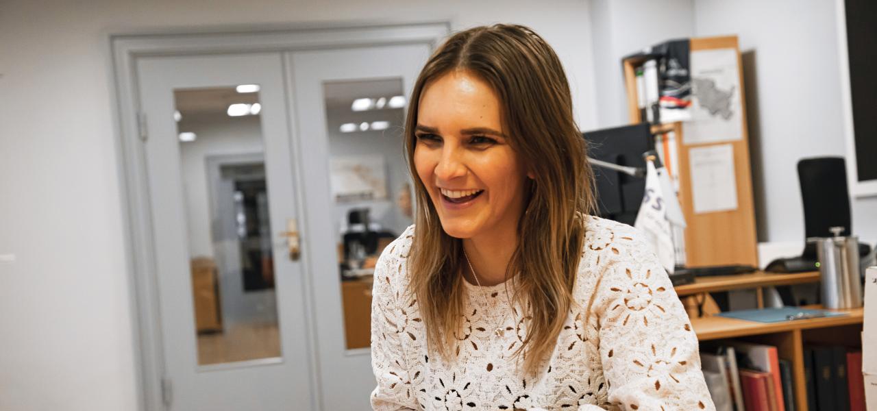 Den 9. juni er der valg til Europa-Parlamentet. Ingen af mindretalspartierne stiller op til valget. Men den unge SSW-politiker Maylis Rossberg er kandidat til et valg, der sker umiddelbart efter, nemlig valget til formand for EU-Kommissionen.