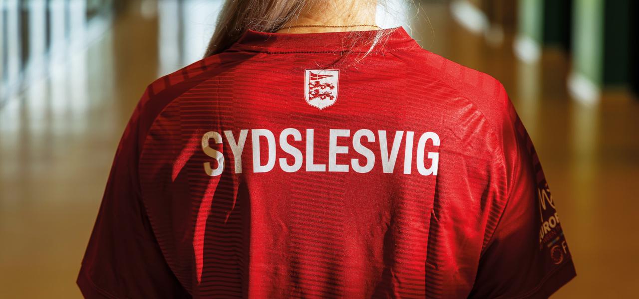 Billede af rygmærket på Sydslesvigs kvindelandsholds fodboldtrøje
