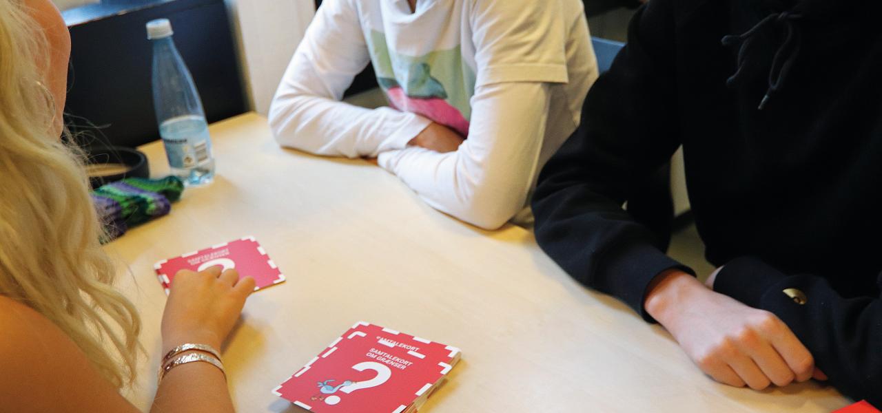 Billede af elever der bruger samtalekort fra Grænseforeningen