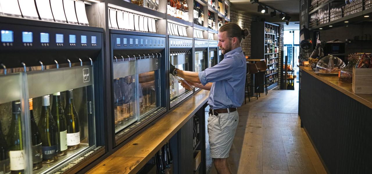 Anton Schroeder ved vinbaren