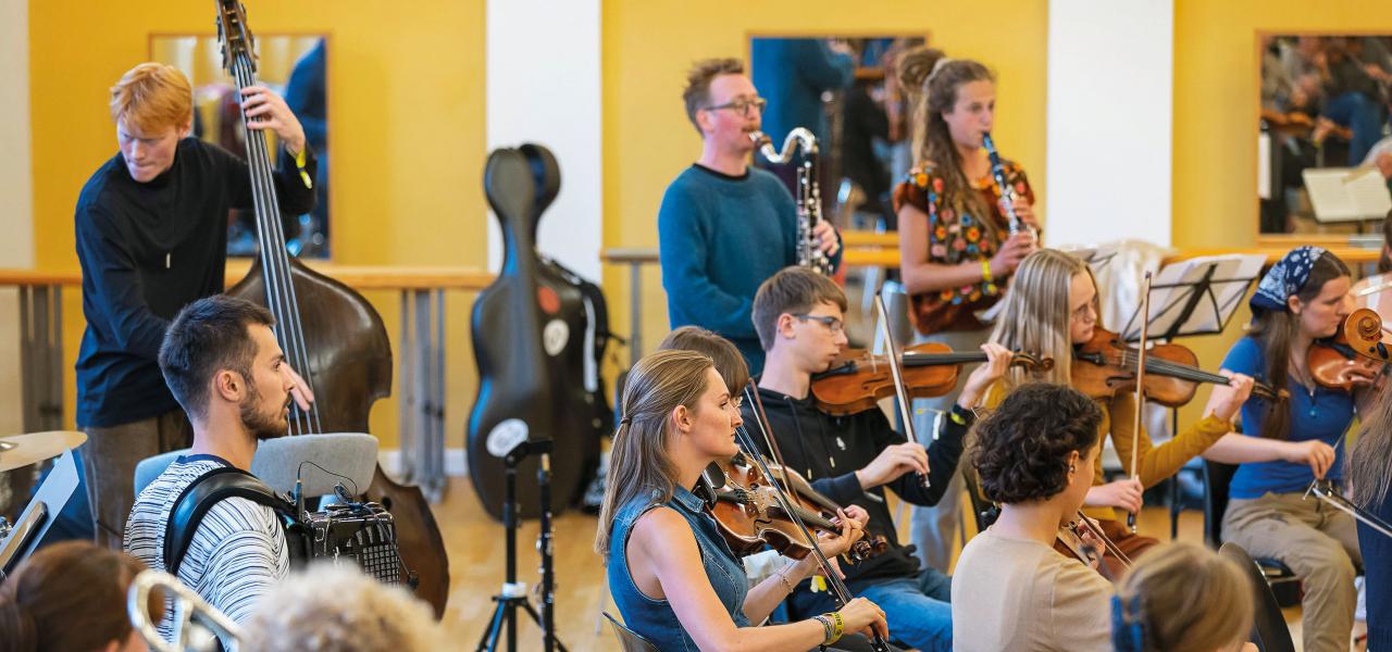 folkBALTICA Festival leverer på 19. år samarbejde, kunst og venskab på tværs af den dansk-tyske grænse. folkBALTICA Ensemblet bidrager også til grænselandets 50 år gamle, musikalske kulturmanifestation med talent og perspektiv på grænselandets traditioner.