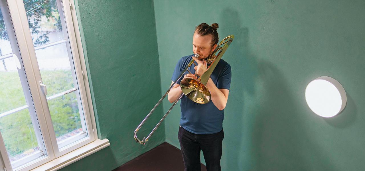 Rune Jeppesen Lorenzen er datalog og spiller trækbasun.