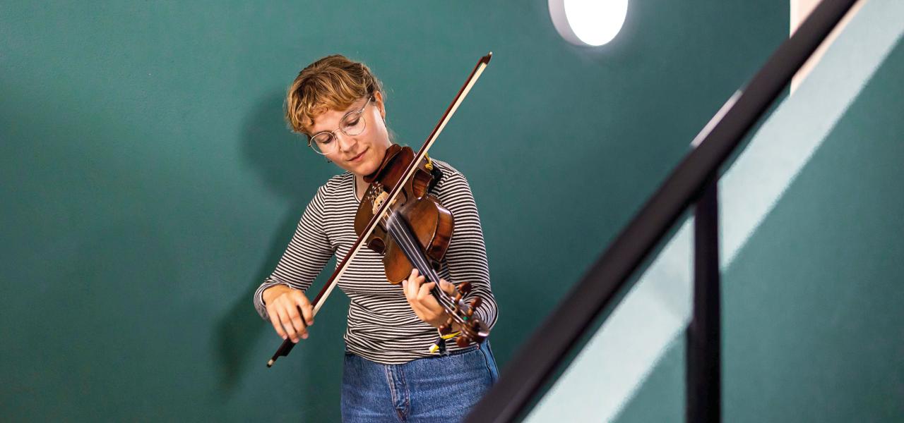 Sigrid Smith Hogue læser rytmisk sang på konservatoriet i Esbjerg.