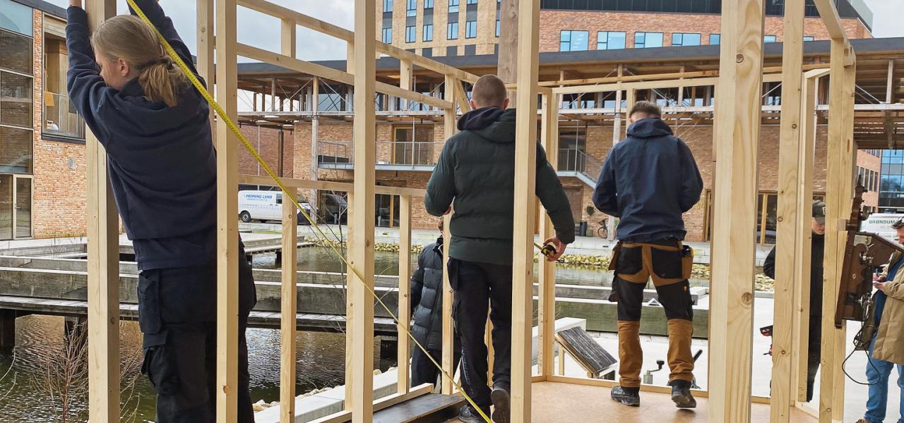 Historieundervisning i praksis. Elever fra erhvervsskolen i Horsens er i gang med at bygge første del af formidlingsvognen, som til efteråret kommer rundt i Danmark med fortællinger om de frihedskæmpere, der gjorde modstand mod den tyske besættelse. Og dem lærer eleverne så også om i undervisningen.