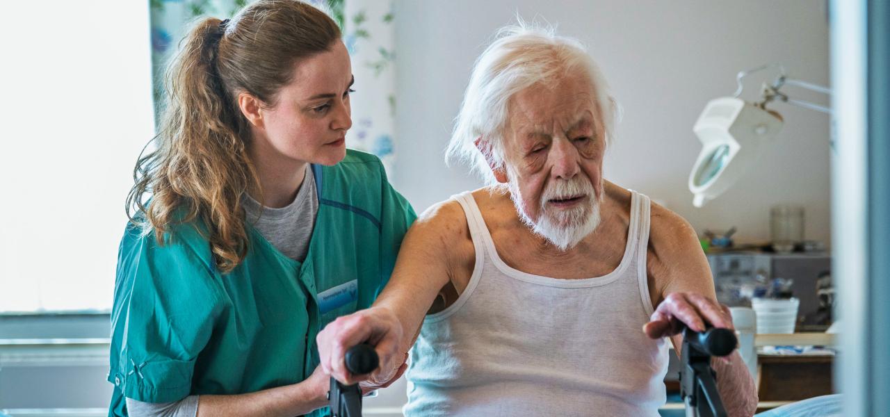 Med filmen ‘Hjem kære hjem’ hylder den sønderjyske instruktør Frelle Petersen dem, der sidder i stiv kuling på velfærdssamfundets yderste gren og holder sammen på det hele.